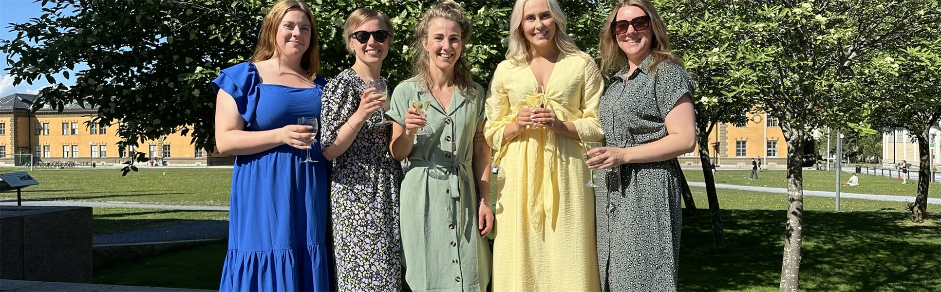 Glada studenter från avslutningen 31 maj 2024. 