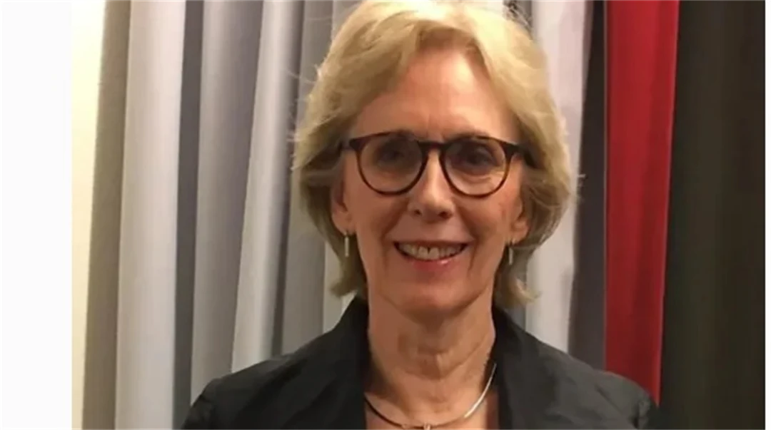 Kvinna i svart kavaj och glasögon