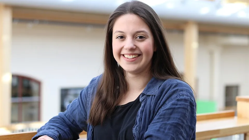 Glad tjej poserar framför kameran.