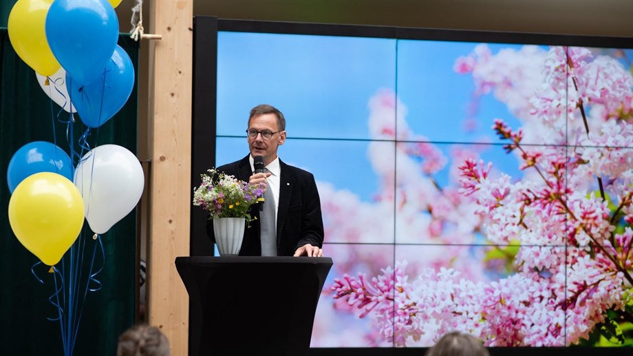 Rektor Anders Fällström håller tal. 