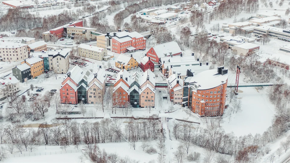 Vinterbild över en grupp byggnader, campus Sundsvall