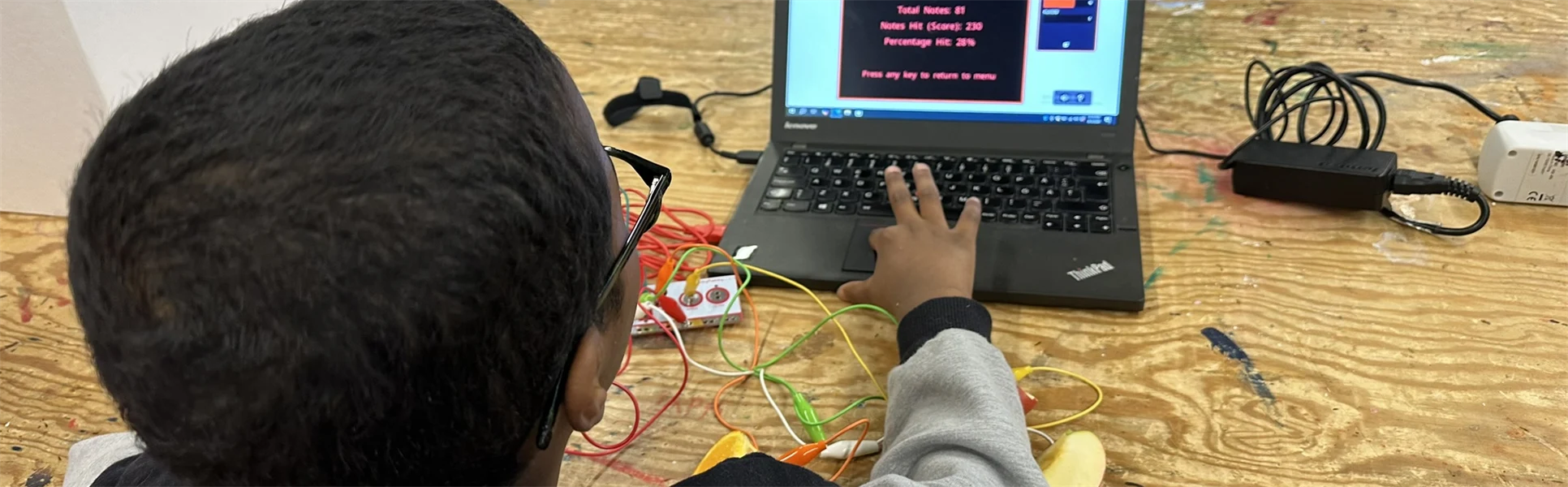 En elev provar att koppla el på Makerspace.