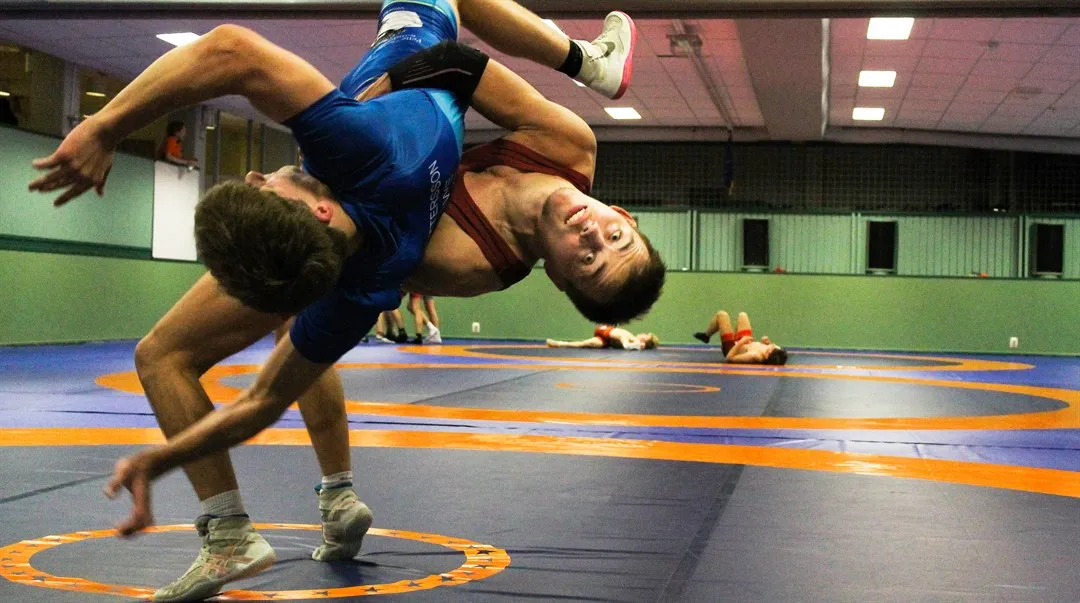 Två brottare mitt i ett kast.