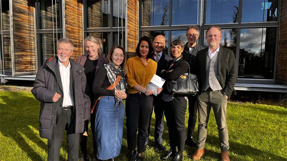 Åtta uppklädda personer efter Sophies disputation