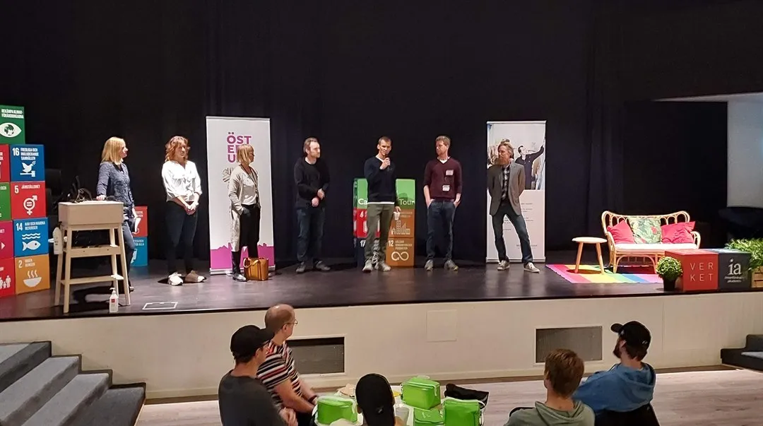 IT-företagen står på scenen inför it-studenternad träffar studenterna