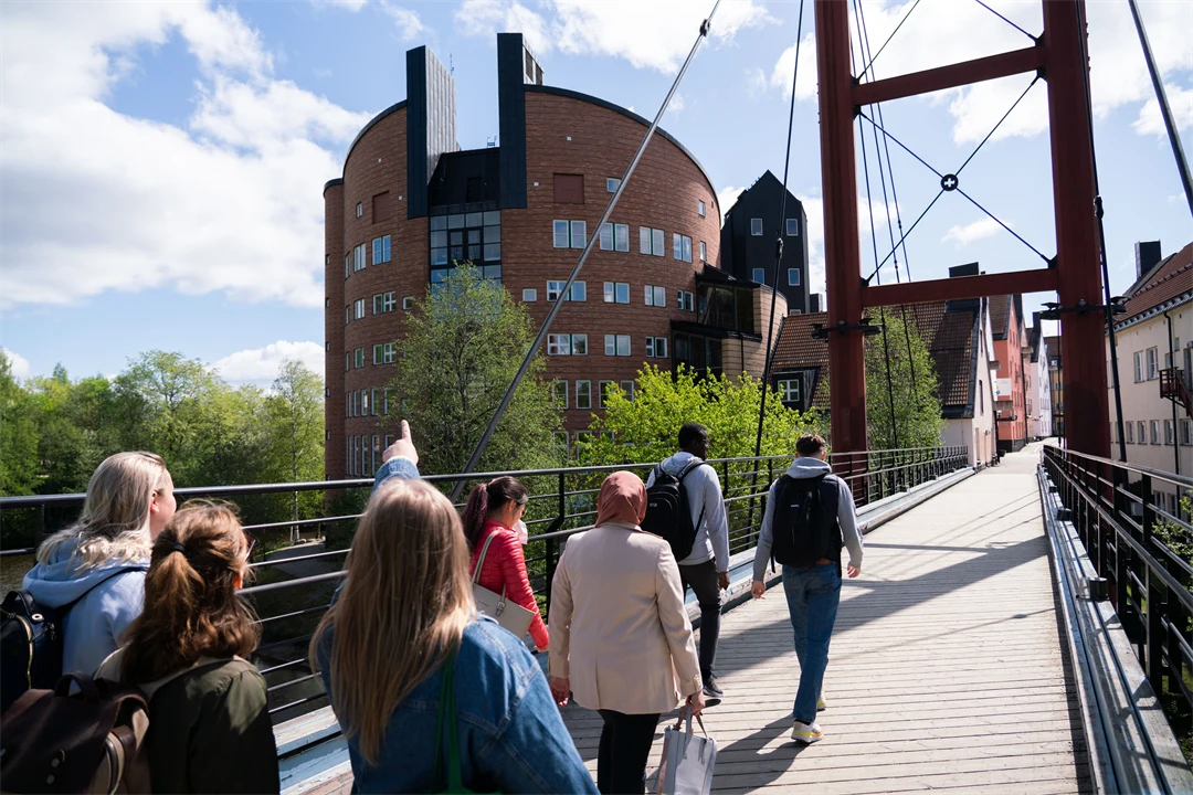 Studenter som går på bro vid Åkroken, Campus Sundsvall. 