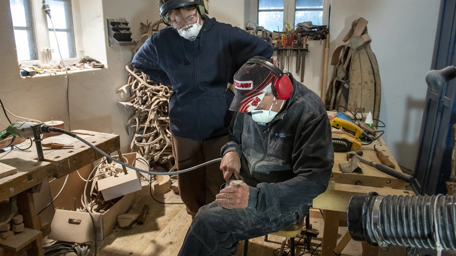 Ellen Elise Jåma och aajja / Bengt Åke Jåma slöjdar en guksie.