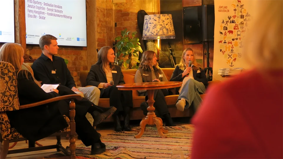 Panel med fyra alumner sitter i en soffa på scenen och pratar med varandra under Möteslänken 2026