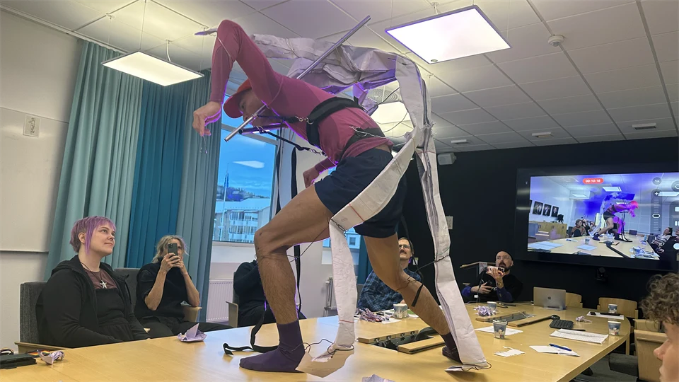 En man dansar på ett bord med en ställning på ryggen