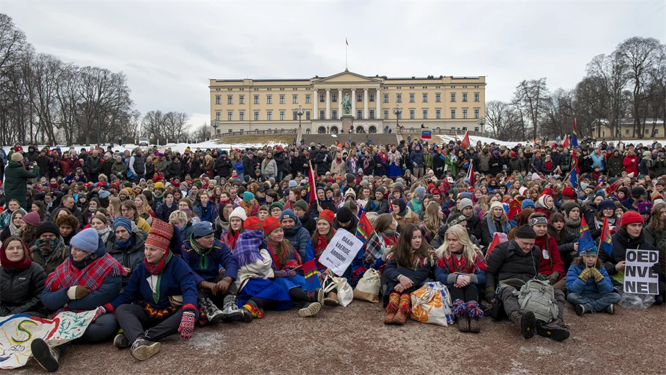 Samiska ungdomar och naturskyddsorganisationer protesterar mot 