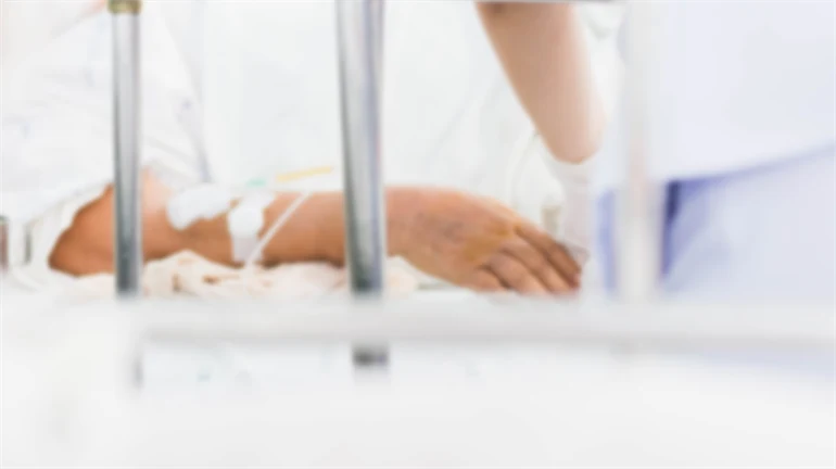 suddigt foto av patient på sängen med sköterska ta hand