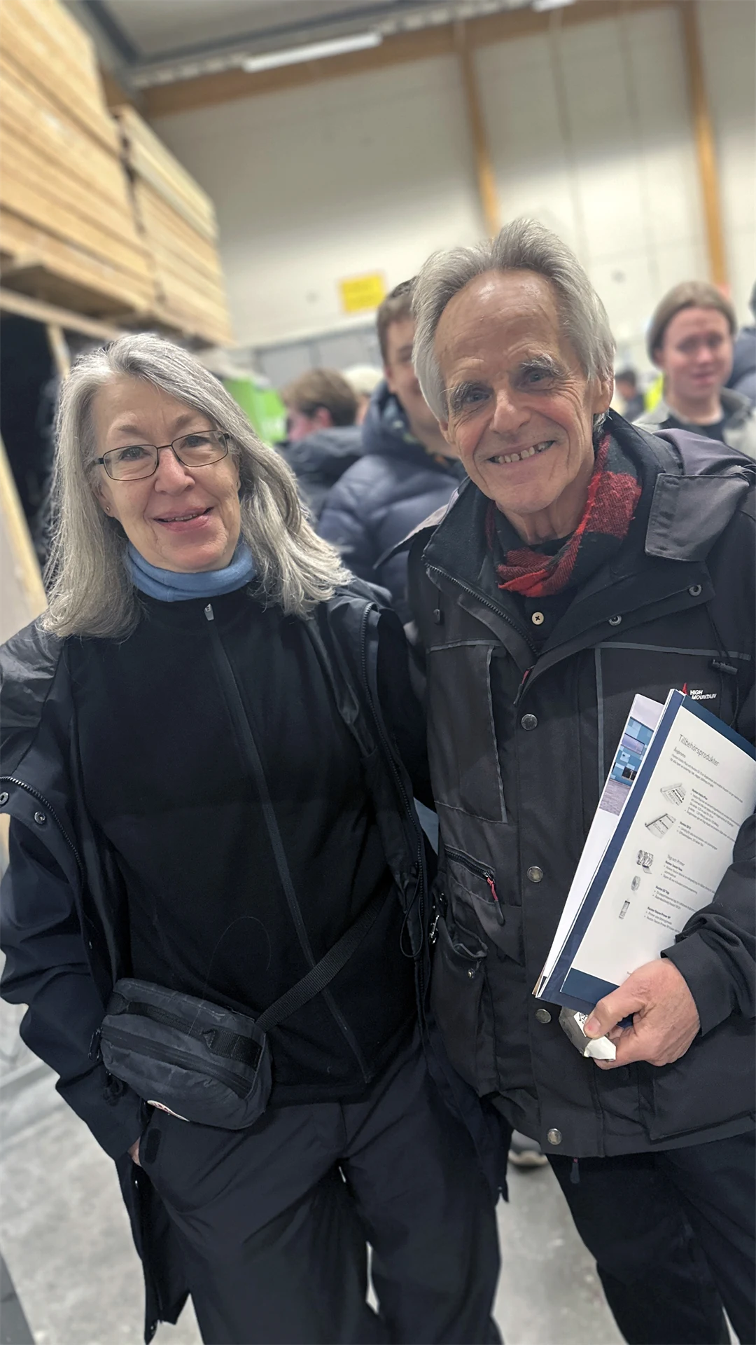 en kvinna och en man ler mot kameran