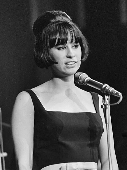 KVINNA FRAMFÖR MIKROFON