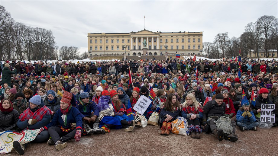 Demonstrationer i Oslo, mars 2023, mot att norska staten inte hörsammar den dom i Högsta domstolen som slog fast att det var människorättsbrott att bevilja koncession för vindkraftindustrin på Fosenhalvön i Trondheimsfjorden.