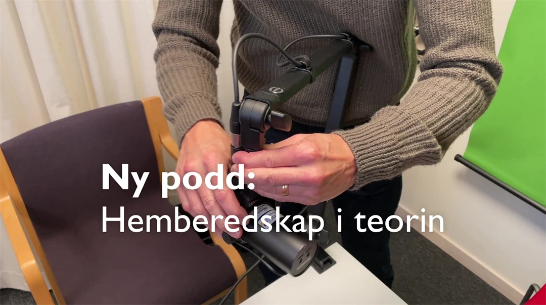 En kvinna står och tittar in i kameran. Detta blandas med bilder av kvinnan vid en mikrofon och ett mixerbord för ljudinspelning.