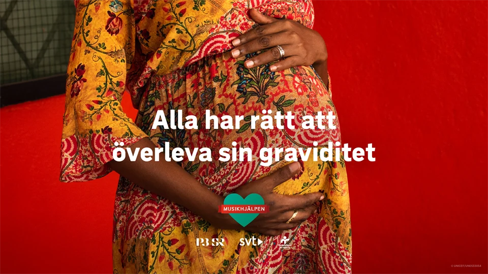 Gravid kvinna håller om sin mage, iklädd en mönstrad klänning framför en röd vägg. Med texten "Alla har rätt att överleva sin graviditet" samt Musikhjälpens logotyp.