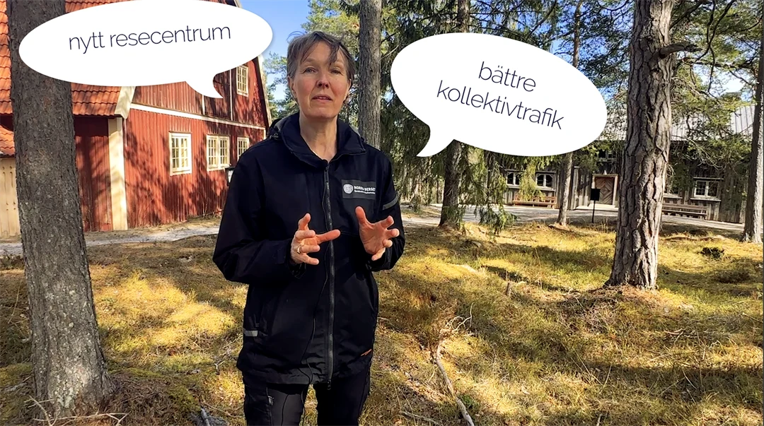 kvinna bland träd och två pratbubblor