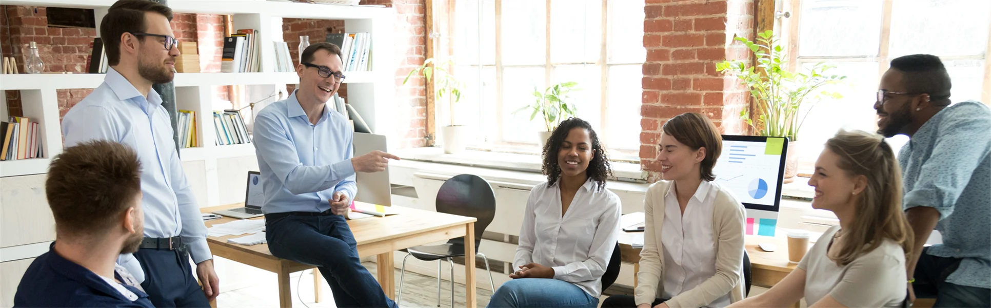 Bilden visar ett gäng kollegor som samtalar med varandra