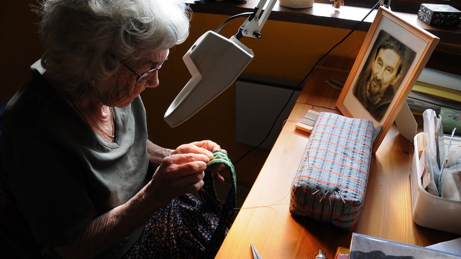 Marta Elise Jåma syr på ett sydsamiskt bälte.