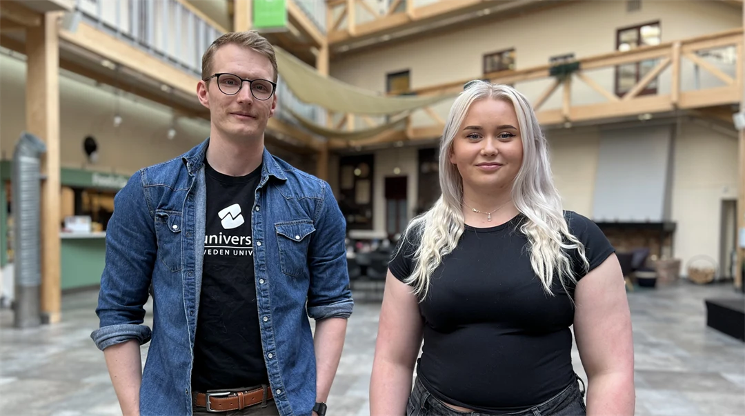 En man och kvinna står bredvid varandra.