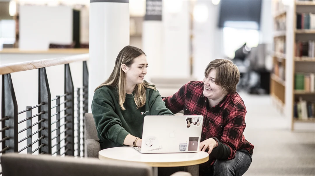 Två kvinnliga studenter som pluggar i biblioteket, Campus Östersund