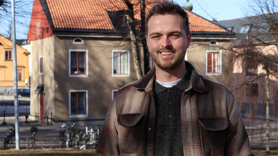 En man med brunt hår och brun jacka