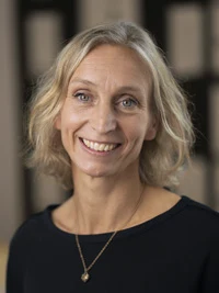 En kvinna med ljust axellångt hår och svart tröja.