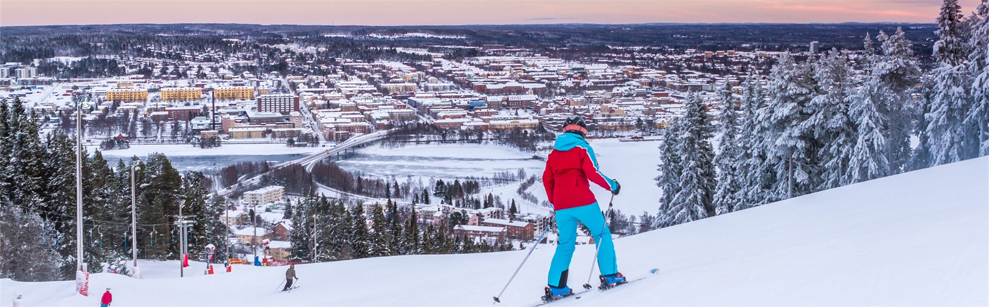 En pojke som åker slalom i Östersund
