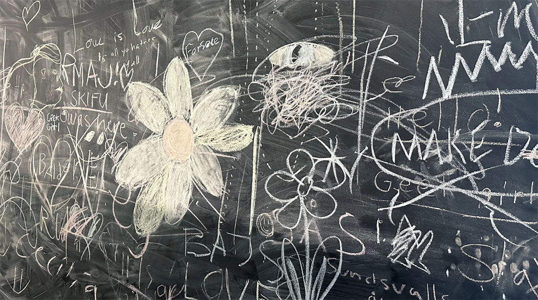 klotter på en svart tavla