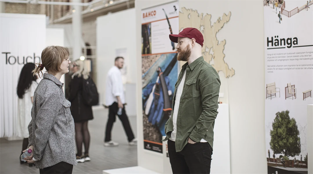 Studenter samtalar på vernissage