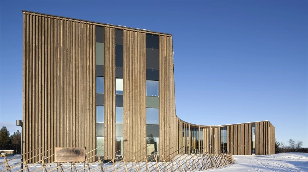 Träbyggnad med svängd form och fyra våningar