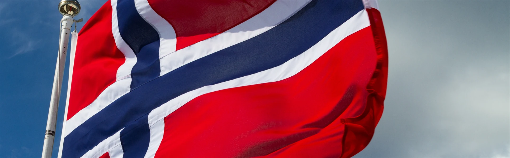 Den norska flaggan mot en blå himmel