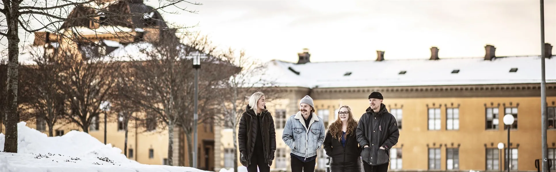 Studenter utanför Campus Östersund