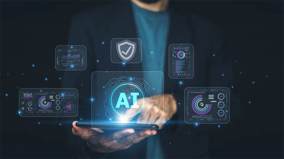 Affärsman som presenterar ett AI-drivet cybersäkerhetsgränssnitt för att skydda digitala tillgångar, upptäcka hot och säkerställa säker affärsverksamhet i en uppkopplad värld.