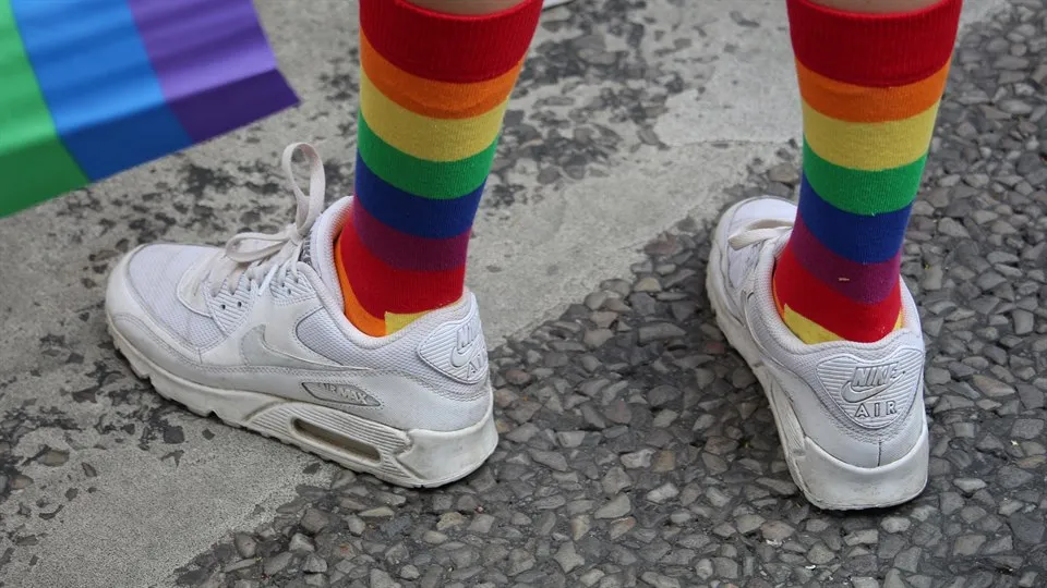 Skor med pride-strumpor