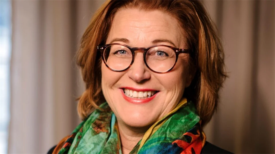 ett porträtt av en kvinna