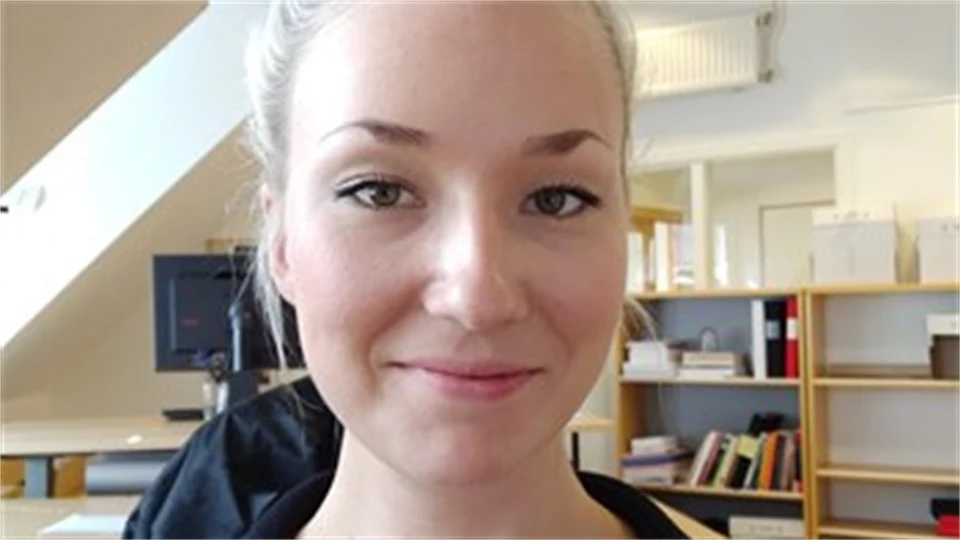 en kvinna med svart tröja