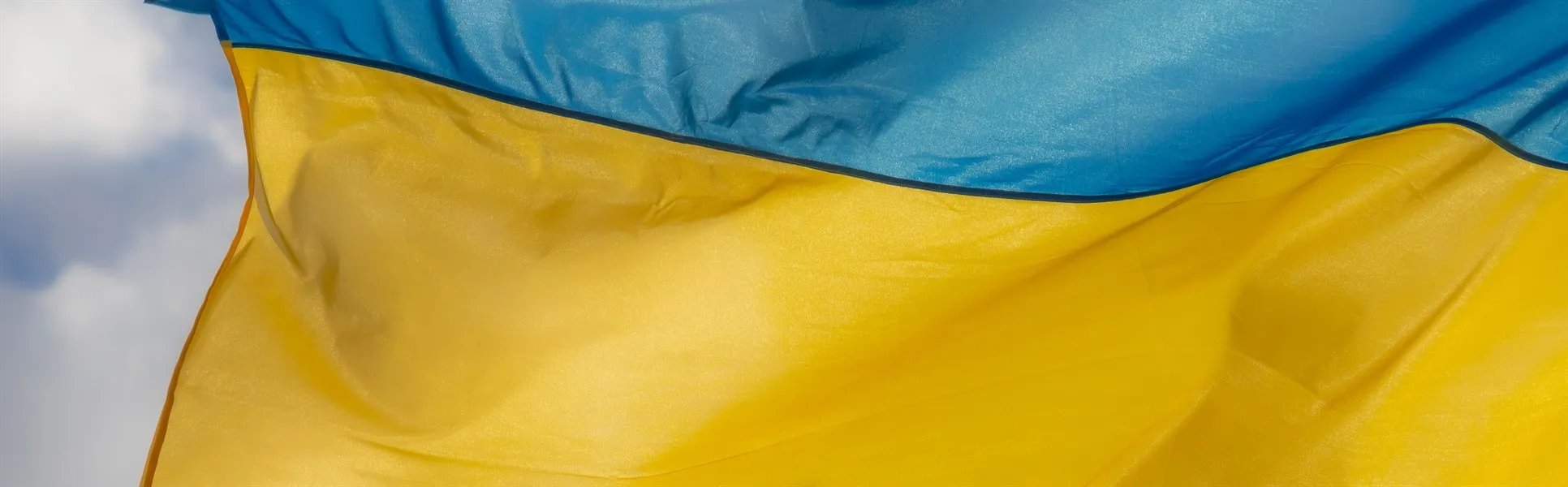 Ukrainas flagga mot himmel