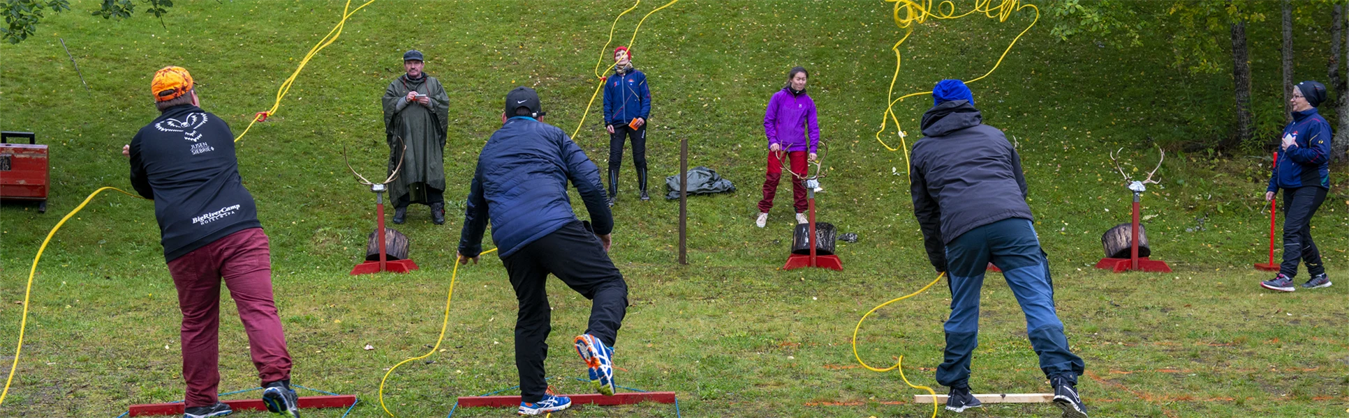 Människor som kastar kasttöm på en tävlingsbana.
