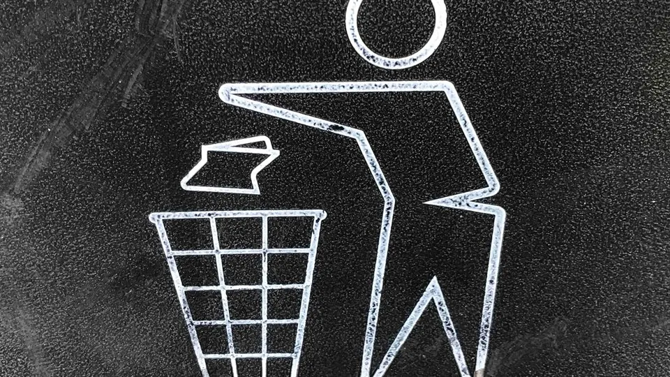 Enkelt illustrerad figur som slänger sopor i en soptunna