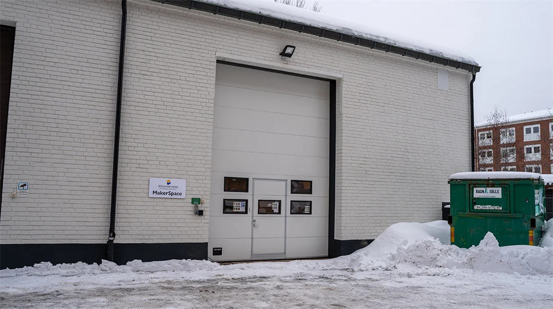 En vit byggnad med garageport