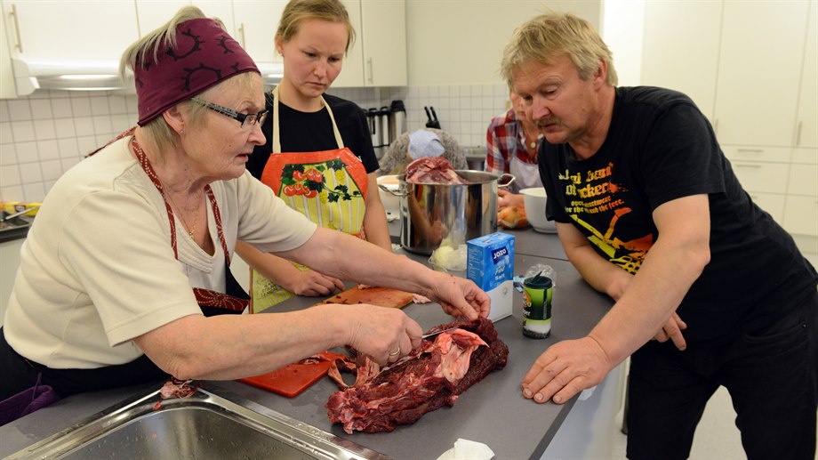 Joveig Klemensson ger vidare sin kunskap till Maili Jåma och Knut Jåma på kurs i traditionell samisk matlagning i Røyrvik.