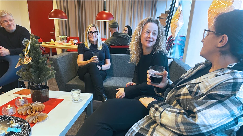 folk som sitter i en soffa och dricker kaffe