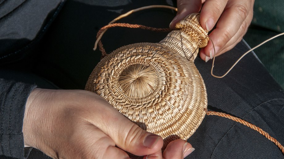 Saltflaska i rotslöjd av Eva Anette Wilks, Skæhkere sijte.