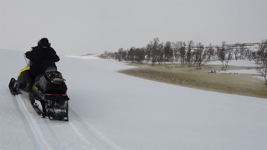 Töväder. I takt med klimatförändringarna blir vintrarna blötare och isarna opålitliga. Renskötselns traditionella flyttleder på vattendragen är inte längre trygga.