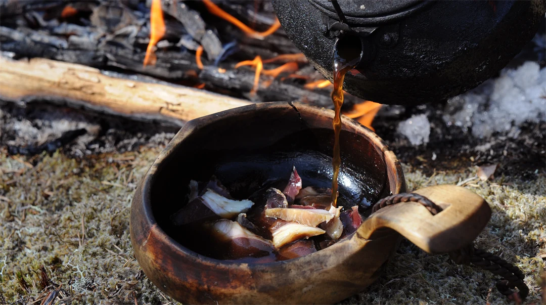 Tsaapestahke, kaffekött i en guksie, kåsa med kaffe. Torkat renkött läggs i kaffet för att bli mjukt.