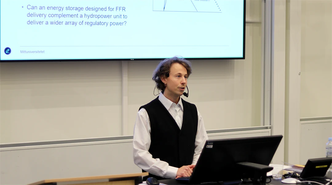 En man håller en presentation.