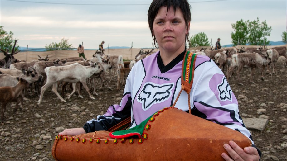 Marita Näslund, Låarte sijte, med sitt barn i en gïerhkeme/vagga.