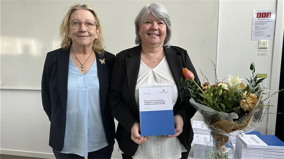 En kvinna med långt blont hår och en kvinna med kort grått hår