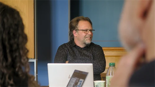 Martin Heidesjö, statsbyggnadsstrateg på Norrköpings kommun ler under sitt föredrag under PLATSKRAFT